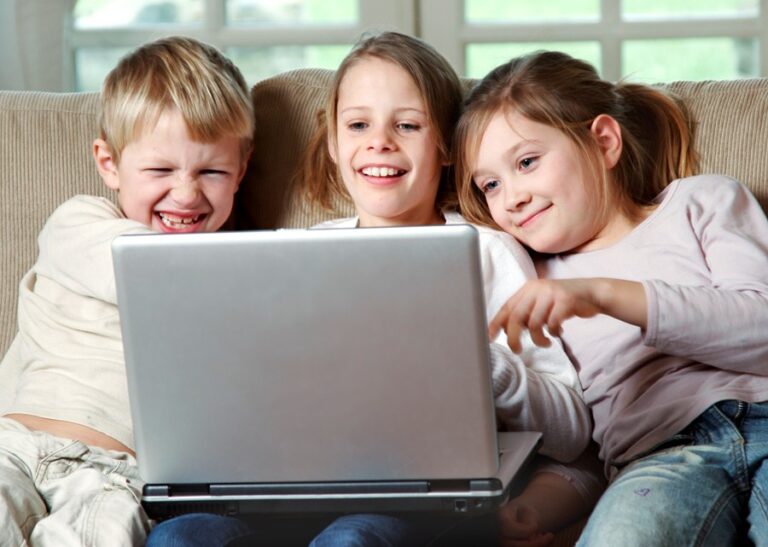 os-pediatras-alertam-sobre-o-comportamento-de-risco-para-jovens-e-criancas-na-internet