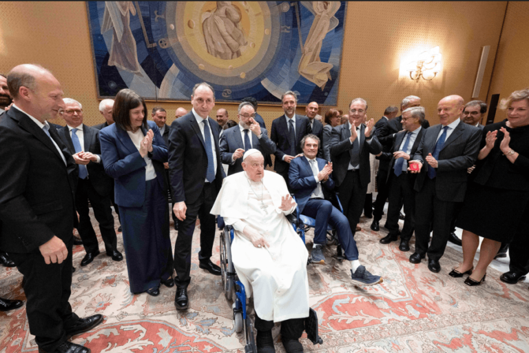 publicos-do-vaticano-em-francis-o-editorial-intitulado-‘o-papa-da-misericordia’
