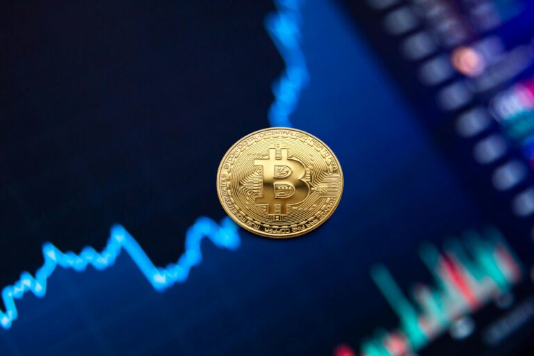 bitcoin-sobe-apos-o-ouro-e-quebra-us-$-90.000-com-o-dolar-e-as-acoes-caindo