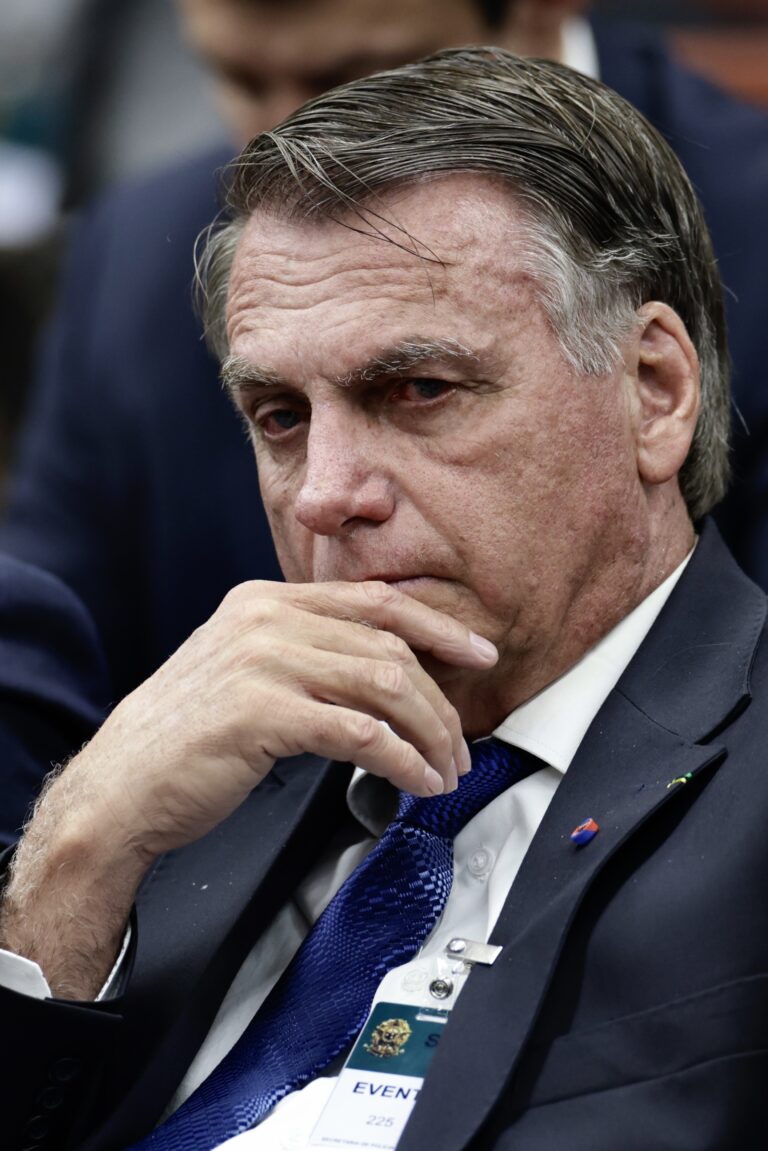 bolsonaro-e-estavel-e-deve-descarregar-para-os-proximos-dias,-diz-o-boletim-medico